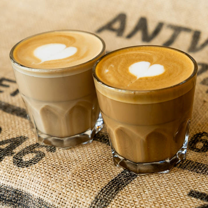 kaffee-mit-milch-und-zucker.jpg